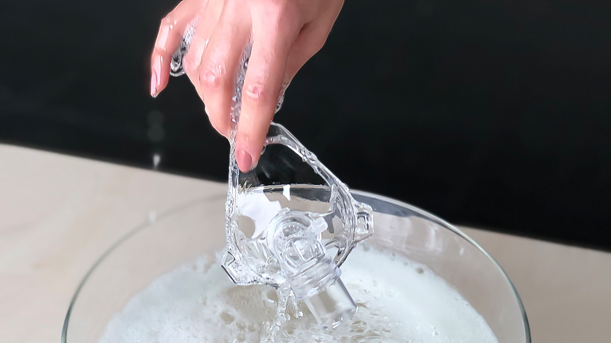 Näin sujuu CPAP-maskin ja CPAP-laitteen oikeaoppinen puhdistus